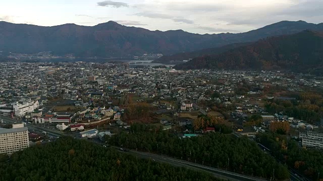 日本秋日小城市，摄于日本藤吉田山梨县秋藤宝塔，市景。