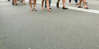 人们走在城市的人行道上。