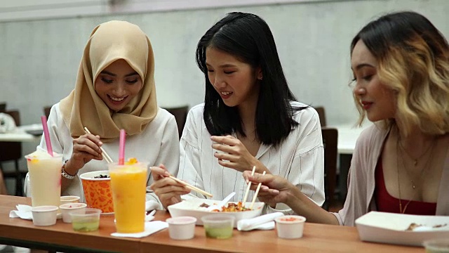 传统马来西亚午餐上的女友们