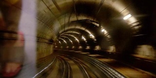 从客舱看地铁隧道中行驶的火车。3840 x2160