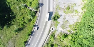 鸟瞰图:道路，汽车和绿树。