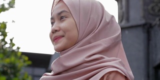 快乐漂亮的穆斯林妇女微笑着戴着编辑过的原始头巾