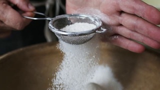 女人们用手在碗里筛面粉。视频素材模板下载