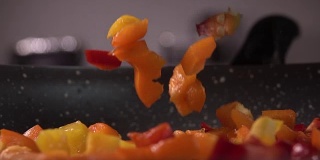 将切碎的甜椒放入平底锅中，慢镜头，240帧/秒