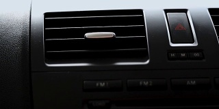 黑色调的汽车空调显示格栅。