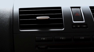 黑色调的汽车空调显示格栅。视频素材模板下载