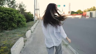 快乐的女人在城市里奔跑，慢镜头视频素材模板下载