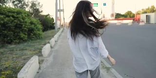 快乐的女人在城市里奔跑，慢镜头